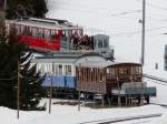 RB - Zugstreff mit den Triebwagen BDhe 4/4 7 ( Blauer Zug )bei Talfahrt und dem Bhe 2/4 3 Bergfahrt (Roter Schlittelzug )unterhalb des Bahnhof Rigi Kulm am 27.01.2008