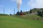 Die Dampflok H 1/2 dampft am 12.8.09 mit zwei Vorstellwagen Richtung Rigi Kulm.