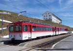 Moderner Triebwagen Nr.21 der Rigi Bahnen AG mit Beiwagen und Vorstellwagen zur Gterbefrderung am 30.04.2005 im Bahnhof Rigi Kulm 1800m. Die Zge Vitznau - Rigi Kulm sind rot/weiss oder rot. Hier gibt es keine Verbindung zwischen den beiden Gleisen.