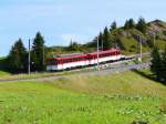 RB - Zug von Vitznau auf die Rigi mit dem Zahnradtriebwagen Bhe 4/4 22 und Steuerwagen Bt 32 sowie einem Vorstellwagen fr den Materialtransport unterwegs am 07.09.2009