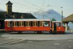 RB - Akku Ta 2/2  1 mit Personenwagen B 8 auf der Drehscheibe in Vitznau im Mai 1985 ..