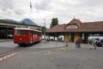 Der historische Triebwagen Nr. 2 gelangt nun ber die Drehscheibe ins Depot. Gleich legt das Dampfschiff  Gallia  an und bietet uns den perfekten Anschluss nach Luzern. Aufnahme im Bahnhof Vitznau, 12. Aug. 2011, 17:51