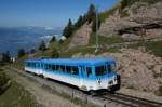 Bt 24 und BDhe 2/4 14 fahren am 17.8.12 als Regio 135 von Rigi Staffel Richtung Rigi Kulm. Im Hintergrund ist der Vierwaldstttersee zu sehen.