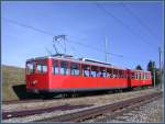 Triebwagen Nr 4 und Vorstellwagen Nr 8, aus Vitznau kommend, verlassen Staffel Richtung Rigi Kulm.
