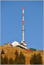 Ein Triebwagen der Vitznau Rigi Bahn fährt mit einem Schneepflug von Rigi Kulm nach Staffel.