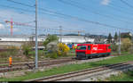 AB Ge 4/4 1 rangiert am 5. April 2017 in Gossau SG. Im Hintergrund fährt eine SBB Cargo Eem 923 mit einem Güterzug aus dem Güterbahnhof aus.