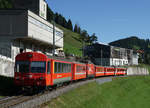 AB: Am 15. September 2017 stand die Ge 4/4 1 wieder einmal den ganzen Tag auf der S 23 im Einsatz. Im Jahre 1994 beschafften die Appenzeller Bahnen die leistungsfähige Lok für den damals noch umfangreichen Rollbockverkehr. Erbaut wurde sie von Stadler, SLM/AB. Seit der Einstellung des Güterverkehrs im Jahre 2010 wird das gefällige Einzelstück auch ab und zu im Personenverkehr eingesetzt. Fotografiert wurde der fotogene Zug am Morgen noch bei herrlichem Herbstwetter bei Urnäsch und Jakobsbad.
Foto: Walter Ruetsch 