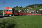 AB: Am 15. September 2017 stand die Ge 4/4 1 wieder einmal den ganzen Tag auf der S 23 im Einsatz. Im Jahre 1994 beschafften die Appenzeller Bahnen die leistungsfähige Lok für den damals noch umfangreichen Rollbockverkehr. Erbaut wurde sie von Stadler, SLM/AB. Seit der Einstellung des Güterverkehrs im Jahre 2010 wird das gefällige Einzelstück auch ab und zu im Personenverkehr eingesetzt. Fotografiert wurde der fotogene Zug am Morgen noch bei herrlichem Herbstwetter bei Urnäsch und Jakobsbad.
Foto: Walter Ruetsch 