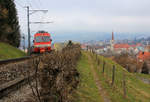 Mini-Bahnbildertreffen im Appenzellerland: Die allerletzten Tage der Zahnstangenstrecke oberhalb St.Gallen, die durch einen zahnstangenlosen Tunnel ersetzt wird. Im Panorama Triebwagen 11 der Appenzellerbahn und die Stadt St.Gallen. 17.März 2018 