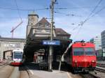 Ganz am Ende des Bahnsteigs am Bahnhofsplatz St. Gallen lassen sich auch Zge beider Bahngesellschaften, der Trogener Bahn und der Appenzeller Bahn auf einem Bild ablichten.Genau gesehen gehren aber beide Zge zu gleichen Bahngesellschaft, dem Verbund der Appenzeller Bahnen. Und wrend auf der S 12 nach Trogen bereits jede Menge Neufahrzeuge verkehren, hat es Richtung Appenzell noch altes Rollmaterial. St. Gallen 30.04.2005. 