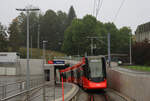 Ersatz der letzten Zahnstangenrampe der Appenzellerbahn zwischen St.Gallen und Appenzell durch den Ruckhaldetunnel (eröffnet 6.Oktober 2018). Tramwagen 4004 an der neu gelegten Haltestelle Riethüsli, vor Einfahrt in den Tunnel, der ihn direkt nach St.Gallen hinunterführen wird. 4.Oktober 2021  