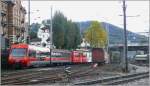 Ein BDeh 4/4 Triebzug mit einem neuen ABt Steuerwagen der AB erreicht St.Gallen. Im Vordergrund Geleise und Gterwagen der Trogenerbahn. (04.10.2008)