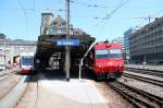 Links ein Zug der Trogener Bahn nach Trogen/AR,rechts ein Zug nach Gais/AR im  Endbahnhof der AB St.Gallen.16.07.13
