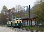 ABSCHIEDSFAHRT: MIT DEM FÖFI ÜBER DIE RUCKHALDE
AB/SGA: Der Sonderzug mit BCFeh 4/4 5 + B 119 + D 165 bei der alten SGA Remise bei St. Gallen am 13. November 2016.
Foto: Walter Ruetsch 