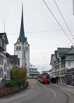 AB: Ortsdurchfahrt Teufen der S 22 mit Kirche und Spiegelung am 13. November 2016.
Foto: Walter Ruetsch