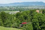 Mit Blick auf die Bregenzer Bucht des Bodensees und den dahinter liegenden Pfänder fährt der Triebwagen der Bergbahn Rheineck-Walzenhausen in wenigen Minuten in die auf 672 m.ü.M