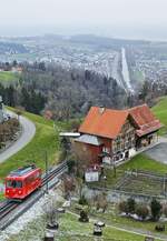 Der BDeh 1/2 1 der Bergbahn Rheineck-Walzenhausen trifft am 27.02.2023 in Walzenhausen ein, im Hintergrund leicht im Dunst Rheineck und der Altrhein