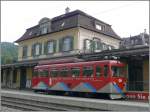 Der einzige Triebwagen der RhW erreicht seinen Bahnsteig im Bahnhof Rheineck, auf dem steht: Wir bringen sie nach oben .