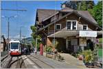 Be 4/8 31 in Trogen. Das Bahnhofgebäude wird nächstens abgebrochen und weicht einem Neubau. Die Bauvisiere zeigen auf wie gross das neue Gebäude wird. (25.06.2018)