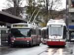AB / TB - Auf dem Bahnhofplatz von St.Gallen bei den Bus Haltestellen treffen sich der Triebwagen Be 4/8 32 und der Trolleybus Nr.157 .. Foto vom  11.11.2007