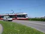 Bodensee 2008 - Das Rennen um Platz 1 konnte am 12.05.2008 der Be 4/8 31 am Vgelinsegg fr sich entscheiden. Warum? Dem PKW stelet sich wenige Meter weiter eine geschlossene Schrankenanlage in den Weg. Von hier oben hat man brigens einen wunderbaren Blick ber den Bodensee, von Voralberg ber die Schwbsiche Alb bis hin zum Schwarzwald.