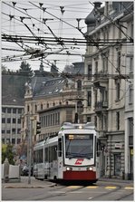 Be 4/8 34 der Trogenerbahn an der Kreuzung Oberer Graben in St.Gallen.Das Fahrleitungswirrwar dient den Trolleybussen der VBSG.