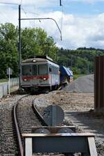 ASM BTI Aare Seeland mobil AG Biel-Täuffelen-Ins-Bahn: Be 4/4 304 + Fa 576 + Fa 571 + Fa 572 + Be 4/4 302, Entladen von Zug 8281 Finsterhennen-Sutz, Sutz, 19.