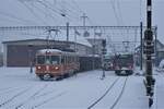 ASM BTI Aare Seeland mobil AG Biel-Täuffelen-Ins-Bahn: Be 4/4 302 + Fa 572 + Fa 571 + Fa 576 + Be 4/4 304, Zug 8250 Sutz-Finsterhennen, Wegfahrt in Täuffelen, 10. Dezember 2021. Auf Gleis 1 wartet Zug 7053 Ins-Biel mit Be 2/6 510 + Be 2/6 503 - eben von Ins her eingetroffen - auf die Weiterfahrt nach Biel. Auf Gleis 2 stehen zwei weitere GTW.