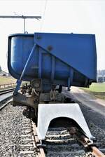 ASM BTI Aare Seeland mobil AG Biel-Täuffelen-Ins-Bahn: Fa 574, Queransicht des Kippkastens mit Entladeklappe (Hubseite links, Kipp- oder Entladeseite rechts), Siselen, 12.