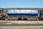 ASM BTI Aare Seeland mobil AG Biel-Täuffelen-Ins-Bahn: Fa 572, Hubseite, pneumatischer Hubzylinder in der Wagenmitte, Finsterhennen, 27. Februar 2022. Wagendaten: Länge 9,07 m, Breite 2,63 m, Höhe 2.73 m (in Kippstellung ca. 3,18 m), Drehzapfenabstand 4,8 m, Achsstand im Drehgestell 1,4 m, Kasteninhalt 25 m3, Nutzlast 40 t (im Braunkohletagebau 50 t), Leergewicht 21 t. Gemäss der Publikation  Werkbahnen im Lausitzer Braunkohlebergbau  der Lausitzer und Mitteldeutschen Bergbau-Verwaltungsgesellschaft mbH (Senftenberg 2014) wurden die ersten schmalspurigen (900 mm) Grossraumwagen mit 25 m3 Kasteninhalt ab 1934 im Werkbahnbetrieb eingesetzt. Konstruktiv ähnliche Wagen mit 40 m3 Fassungsvermögen und 80 t Nutzlast wurden für die normalspurigen Werkbahnen gebaut: vgl. hiezu die Bildserie von Renate und Roger Rössing, entstanden 1952 vor und in den Werkhallen des Waggonbaus Görlitz (auffindbar in der Deutschen Fotothek unter dem Suchstichwort  Kippwaggons ). 