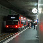 ASm BTI Aare Seeland mobil AG Biel-Täuffelen-Ins-Bahn: GTW 504 + 501, eben angekommen als Zug 7029 Ins-Biel, Rückfahrt als Zug 8034 Biel-Täuffelen, Biel, 21. Mai 2025. Die Tunnelstation der BTI unter den Gleisen des SBB-Bahnhofes steht im Betrieb seit dem 22. Mai 1975. Die Unschärfe der Reisenden auf dem Bild ist gewollt.