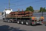 ASm BTI, Aare Seeland mobil AG, Biel-T�uffelen-Ins-Bahn: Abtransport der Ua 601 bis 604 zur Verschrottung, auf dem Lastwagen Ua 603 (unten) und Ua 601 (oben), Siselen, 23. Juni 2026.