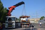 ASm BTI, Aare Seeland mobil AG, Biel-T�uffelen-Ins-Bahn: Abtransport der Ua 601 bis 604 zur Verschrottung, Ua 604 am Kran, Ua 602 auf dem Lastwagen, Siselen, 23. Juni 2026.