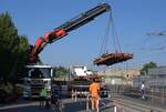 ASm BTI, Aare Seeland mobil AG, Biel-T�uffelen-Ins-Bahn: Abtransport der Ua 601 bis 604 zur Verschrottung, Ua 604 am Kran, Ua 602 auf dem Lastwagen, Siselen, 23. Juni 2026. Nachdem f�r Schienentransporte Neuwagen zur Verf�gung stehen, haben die Rollschemel Ua 601 bis 604 ihre letzte Aufgabe verloren.  