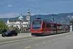 BIPPERLISI
Aare Seeland Mobil ASm
Be 4/8 613 STAR am 1. August 2018 auf der Rötibrücke Solothurn mit der St. Ursenkathedrale.
Nur einmal im Jahr, am Nationalfeiertag wird der Turm mit der Schweizerfahne geschmückt.
Foto: Walter Ruetsch