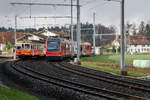 BIPPERLISI Aare Seeland Mobil, ASm
Ausserordentliche Zugskreuzung bei der weit abgelegenen Haltestelle Bannwil zwischen einem Extrazug mit dem Be 4/4 104, ehemals BTI/SZB und einem Regionalzug nach Solothurn mit dem Be 4/8 112 STAR am 27. November 2018.
Die planmässigen Zugskreuzungen der Strecke Niederbipp-Langenthal finden in Aarwangen statt.
Foto: Walter Ruetsch 