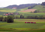 BIPPERLISI.
Die ersten drei neuen Niederflurzüge  STAR  (Schmalspur Triebzug für anspruchsvollen Regionalverkehr) kamen im Sommer 2008 in Betrieb. 
Mit den den Be 4/8 110-112 konnte das Rollmaterial aus den Jahren 1965/66 teilweise abgelöst werden.
Die Probefahrten fanden auf dem fotogenen und inzwischen zurückgebauten Streckenabschnitt St. Urban Ziegelei-Melchnau statt.
Die Aufnahmen mit dem Be 4/8 110 entstanden am 20. Mai 2008. 
Foto: Walter Ruetsch  