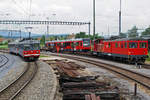 BIPPERLISI.
Die ersten drei neuen Niederflurzüge  STAR  (Schmalspur Triebzug für anspruchsvollen Regionalverkehr) kamen im Sommer 2008 in Betrieb. 
Mit den den Be 4/8 110-112 konnte das Rollmaterial aus den Jahren 1965/66 teilweise abgelöst werden.
Mit dem CJ De 4/4 587-111-6 wurde der Be 4/8 111 am 30. Mai 2008 nach Langenthal überführt. Kurz nach der Ankunft beim Depot Langenthal kam es zur ersten Begegnung mit dem Be 4/4 304  WIEDLISBACH  der sich auf der Fahrt nach St. Urban Ziegelei befand.
Als Bildlieferant für drei ASm Bücher wurde mir der Fotostandort bewilligt.
Foto: Walter Ruetsch  