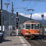 ASm Aare Seeland mobil AG: Be 4/4 104, Pendelfahrten im Berufsverkehr von Montag bis Freitag w�hrend Bauarbeiten in Niederbipp, Feierabend, Rangierfahrt auf das Abstellgleis, Niederbipp, 21. Juli 2026. Neben dem Diesellokschuppen im Hintergrund steht Be 4/4 103.