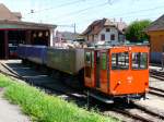 asm - Rangierlok Tm 2/2 542 mit 3 Kieswagen Typ Fad vor dem Depot Tuffelen bei Rangierarbeiten am 17.08.2009