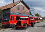 Nicht gestellte Begegnung zwischen dem ASm Be 4/8 114  STAR  und einem alten Saurer LKW (beide in rot) bei Niederbipp am 25.08.2012. Foto: Walter Ruetsch