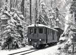 ASm/OJB: Kehrichtzug Langenthal-Niederbipp mit De 4/4 122 ex LMB CFe 4/4 Nr 6 (1917) im Hardwald im Dezember 1985.