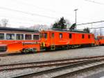 asm Oberaargau - Schneepflug X 194 mit Triebwagen De 4/4 321 und Schneepflug X 195 abgestellt im Bahnhofsareal in Langenthal am 25.03.2015