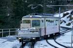 Der Be 4/4 22 der BLM mit seinem Vorstellwagen am 28.1.24 bei der Einfahrt in Grütschalp.