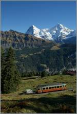 Vor der Kulisse von Eiger und Mönch fährt dieser BLM Zug Richtung Mürren.