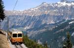 Fast schon beängstigend nah am Abgrund ist Be 4/4 23 der Bergbahn Lauterbrunnen-Mürren Anfang Mai 1981 zwischen Winteregg und Mürren unterwegs