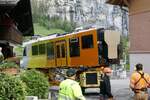 Am Abend des 13.5.24 transportiert man den zweiten Zugteil des Be 4/6 101 durch die Strassen von Lauterbrunnen.
