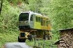 Am 13.5.24 ist der zweite Zugteil des Be 4/6 101  Eiger  am 13.5.24 im Wald bei Lauterbrunnen.