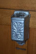 BLM Bergbahn Lauterbrunnen-Mürren: CFe 2/4 11 (SIG/MFO 1913), Aschenbecher, Mürren, 20.Oktober 2024. Solche zeittypischen Aschenbecher (wohl ein Standardprodukt) wurden damals auch in anderen Bahnwagen in den Raucherabteilen montiert.