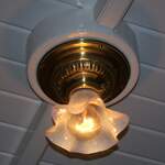 BLM Bergbahn Lauterbrunnen-Mürren: CFe 2/4 11 (SIG/MFO 1913), Abteilbeleuchtung, Mürren, 20. Oktober 2024. Der CFe 2/4 11 verfügt über keine Dachlüfter.